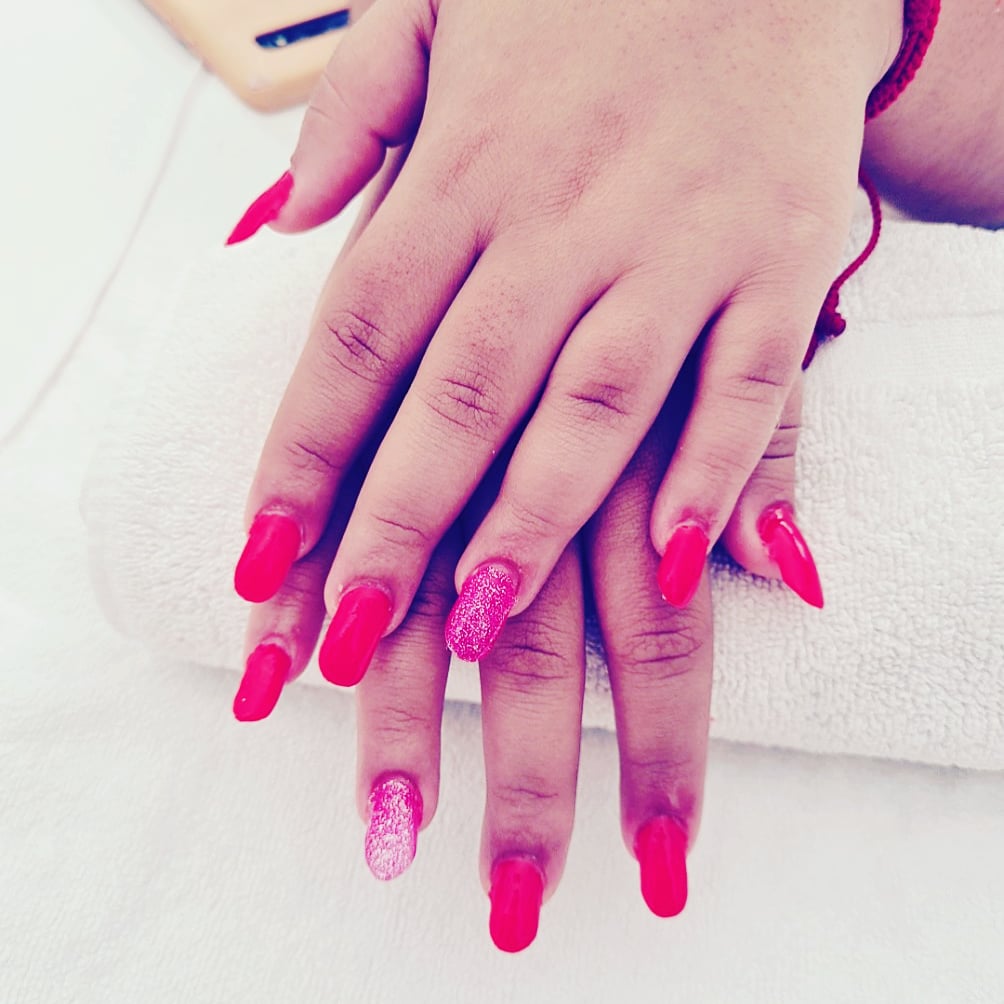 MANICURA, PEDICURA, TATUAJES DE HENNA...